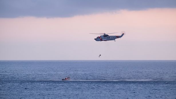 两名英国游客在海上迷失了四天，直到救援人员找到一艘破碎的船