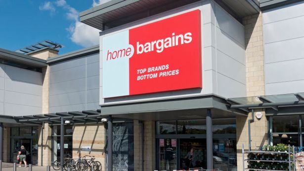 购物者说“你绝对猜不到”15英镑的姜饼“城堡”来自Home Bargains