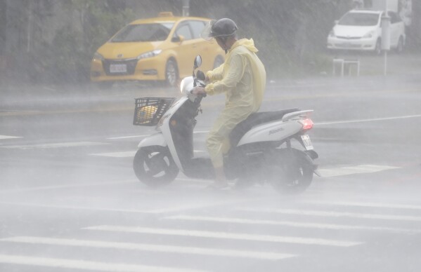 台风“克拉松”在台湾登陆，带来强风和暴雨