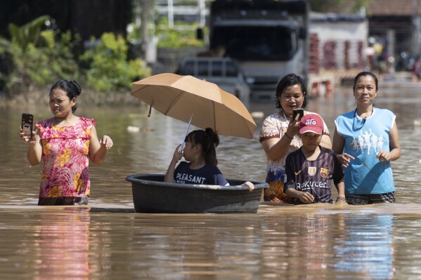 泰国中部被洪水淹没的清迈停止降雨